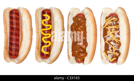 Una selezione di quattro hotdog isolato su bianco comprendente una pianura, peperoncino e senape coperto hotdog. Foto Stock