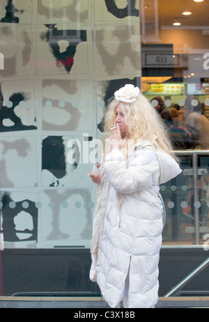 Elegante signora fumatori, Baker Street, Londra, Inghilterra, Regno Unito, Europa. Foto Stock