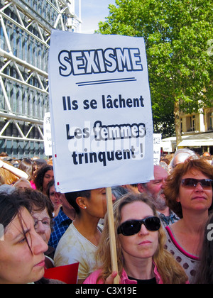 Parigi, Francia, folla di donne alla dimostrazione femminista, contro il sessismo nel caso 'Dominique Strauss Kahn', donna che tiene segno di protesta su strada, uguaglianza, movimento per i diritti delle donne Foto Stock