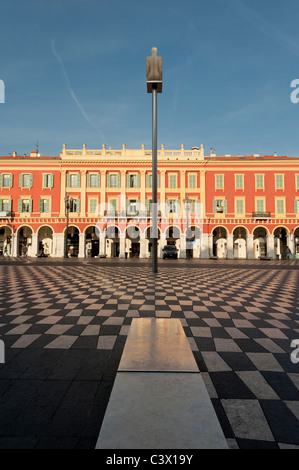 Uno dei sette sculture impostato su alti pali in Place Masséna nel centro di Nizza Côte d'azur. Foto Stock