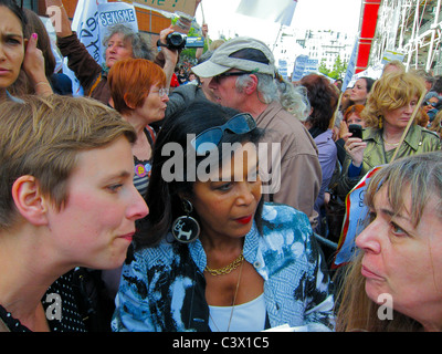 Parigi, Francia, Clementine Autain (L) alle donne femministe, parlando alla dimostrazione, contro il sessismo in Dominique Strauss Kahn caso, uguaglianza, movimento per i diritti delle donne, strada multiculturale, goup diversi Foto Stock