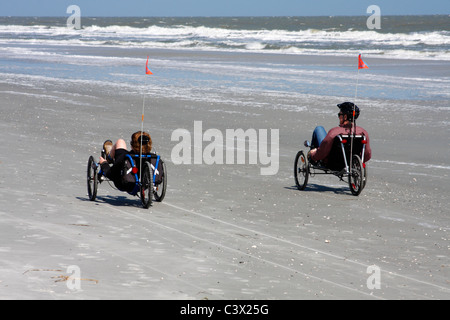 L uomo e la donna a cavallo dei pendolari sulla spiaggia, Hilton Head Island, South Carolina, STATI UNITI D'AMERICA Foto Stock