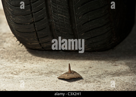 Pneumatico in prossimità di essere perforata da un chiodo Foto Stock