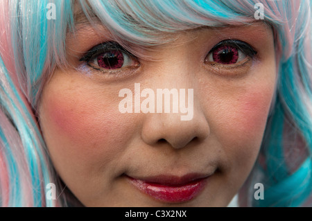 Giovani dai capelli blu ragazza tailandese con rosso di lenti a contatto in corrispondenza di Cosplay Festival di Bangkok Foto Stock