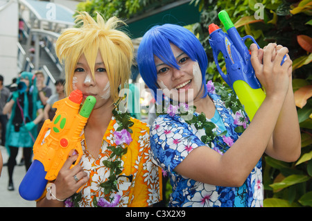 Godendo della grande lotta di acqua a Songkran Thai Nuovo Anno a Bangkok, in Thailandia Foto Stock