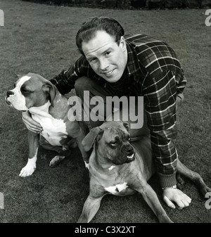 REG HARRIS (1920-1992) campione ciclista Inglese al suo Rusholme, Cheshire home nel 1950 con pugili Capitano e principali Foto Stock