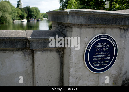 Lapide Richard Dimbleby giornalista 1913-1965 Boulter's bloccare Maidenhead Berkshire Inghilterra padre Jonathan, David Foto Stock