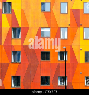 Finestre in moderna e colorata façade di forme geometriche rettangoli & Triangoli su appartamenti case costruzione pannelli di rivestimento South London Inghilterra REGNO UNITO Foto Stock