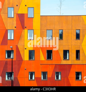 Finestre in moderna e colorata façade di forme geometriche rettangoli & Triangoli costruzione pannelli di rivestimento su appartamento che ospita Londra Sud Inghilterra REGNO UNITO Foto Stock