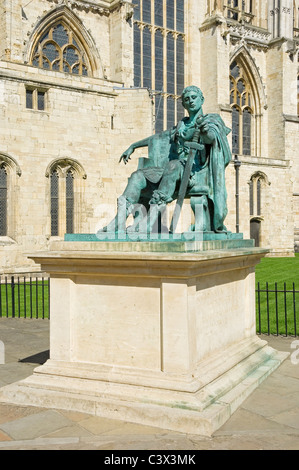 Statua di bronzo di Costantino il Grande al di fuori del transetto sud della cattedrale di York Minster North Yorkshire England Regno Unito Regno Unito GB Gran Bretagna Foto Stock