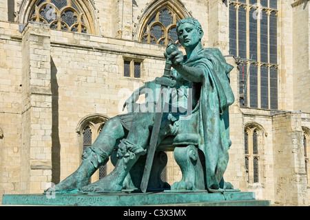 Statua di bronzo di Costantino il Grande al di fuori del transetto sud della cattedrale di York Minster North Yorkshire England Regno Unito Regno Unito GB Gran Bretagna Foto Stock