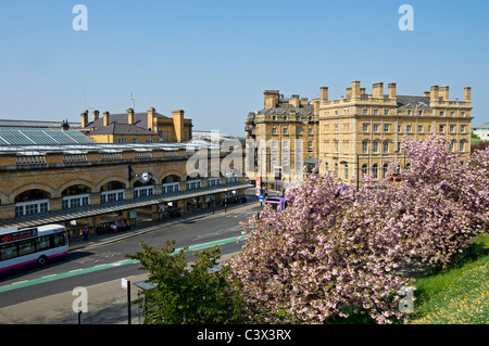 La stazione ferroviaria e il Principal Hotel (formerly Royal York Hotel) nella primavera York North Yorkshire England Regno Unito Regno Unito GB Gran Bretagna Foto Stock