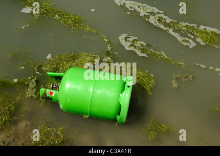 Scartato bottiglia di gas verde, Camargue Wetlands Provenza Francia Foto Stock