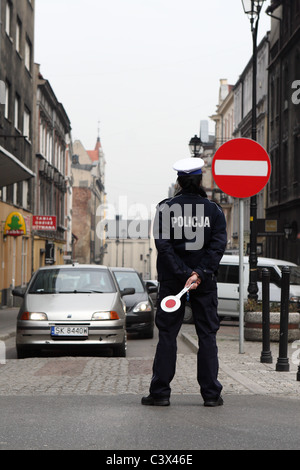 Donna funzionario di polizia dirigere traffico. Katowice in Polonia. Foto Stock