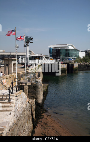 Il Mayflower Steps nella storica area di Barbican di Plymouth e vista del National Marine Aquariam Foto Stock