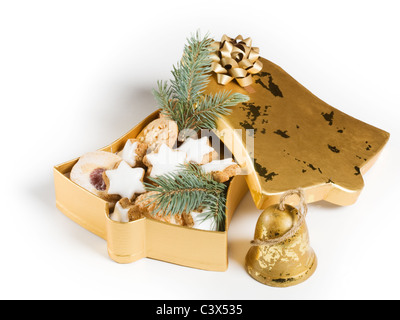Biscotti di Natale nella campana a forma di scatola decorativa Foto Stock