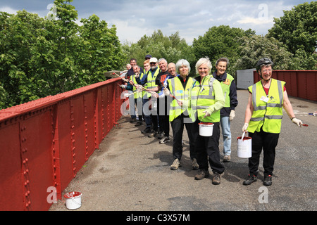 Sustrans volontario rangers il lavoro sulla costa a costa c2c traccia del ciclo di verniciatura di un ponte a Stanley, NE L'Inghilterra, Regno Unito Foto Stock