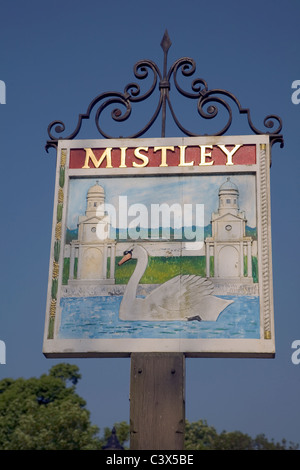 Villaggio Mistley segno indicante swan e torri Essex Inghilterra Foto Stock