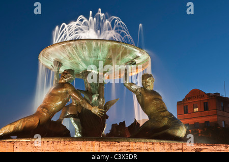 Fontana del Tritone e Phoenicia Hotel City Gate Square de La Valletta Malta Foto Stock