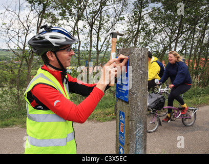 Sustrans ranger volontario lavora sulla costa a costa c2c pista ciclabile a Stanley, NE L'Inghilterra, Regno Unito Foto Stock