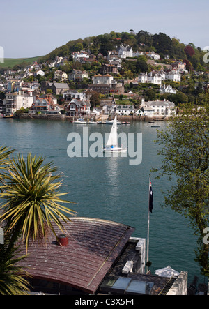 Vista di Kingswear sull'estuario del Dart da un punto di vista alto sopra la città di Dartmouth Foto Stock