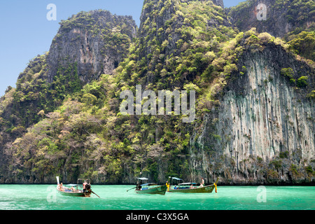 Le imbarcazioni turistiche la crociera di Phang Nga Bay, Phuket Thailandia 2 Foto Stock