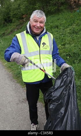 Sustrans ranger volontari a lavorare sulla costa a costa c2c pista ciclabile picking cucciolata a Stanley, NE L'Inghilterra, Regno Unito Foto Stock