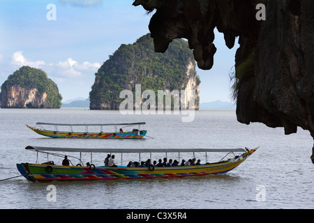 Le imbarcazioni turistiche ormeggiato a Ko Tapu, Phuket, Tailandia - James Bond Island 4 Foto Stock