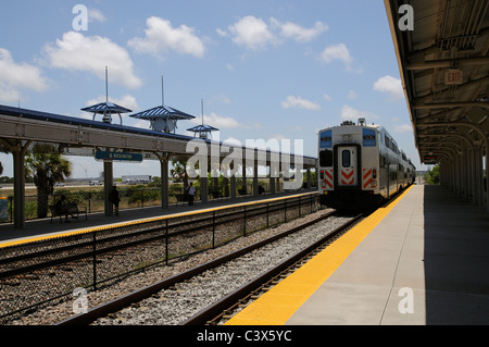 Tri convoglio ferroviario dipinta con Palm tree noi bandiera e cielo blu sulla piattaforma di Boca Raton Florida stazione USA Foto Stock