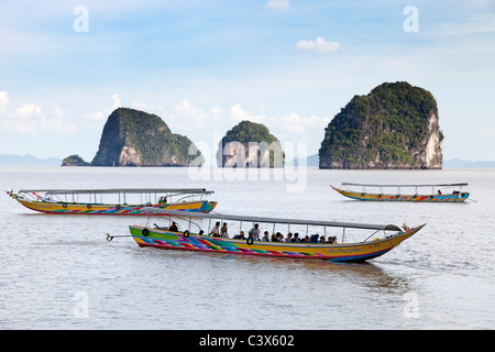 Le imbarcazioni turistiche ormeggiato a Ko Tapu, Phuket, Tailandia - James Bond Island 2 Foto Stock