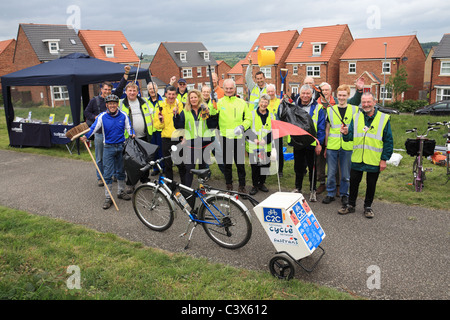 Sustrans volontario rangers il lavoro sulla costa a costa c2c pista ciclabile a Stanley, NE L'Inghilterra, Regno Unito Foto Stock