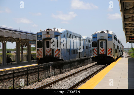 Tri ferrovia Treni in partenza e in arrivo presso Boca Raton Florida stazione USA American Railway system Foto Stock