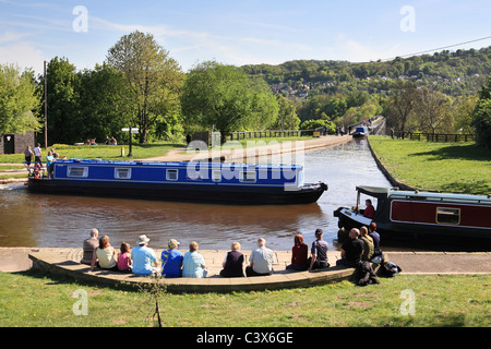 Persone guardando Canal barche che attraversa Acquedotto Pontcysyllte entrando poi nel bacino Trefor sul Llangollen Canal, il Galles del Nord, Regno Unito Foto Stock