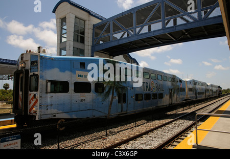 Tri convoglio ferroviario dipinta con Palm tree noi bandiera e cielo blu sulla piattaforma di Boca Raton Florida stazione USA Foto Stock