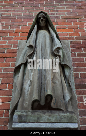 Statua di morte, Kerkplein, Den Haag, in un edificio progettato da Hendrik Berlage Foto Stock