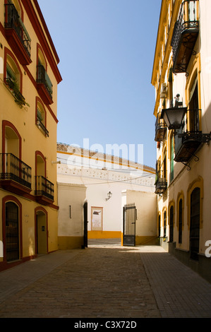 Un tranquillo loschi strada che conduce a Plaza de toros, o il Bull Ring. Siviglia, in Andalusia, Spagna Foto Stock