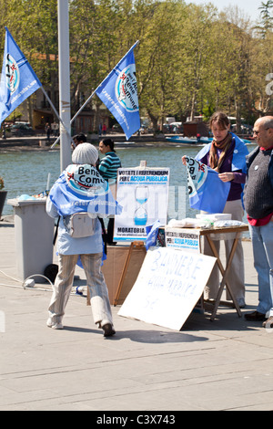 Acqua di sostenitori del referendum contro la privatizzazione dell'acqua Anguillara Sabazia Lazio Italia Foto Stock