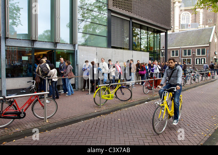 Le persone e le biciclette al di fuori di casa di Anna Frank in Amsterdam Foto Stock