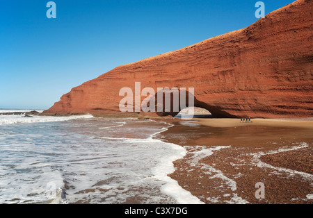 Archi di roccia sulla spiaggia di Legzira sull'Oceano Atlantico, a 11 km a nord della città di Sidi Ifni nel sud-ovest del Marocco. Foto Stock