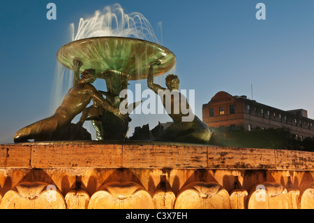 Fontana del Tritone e Phoenicia Hotel City Gate Square de La Valletta Malta Foto Stock