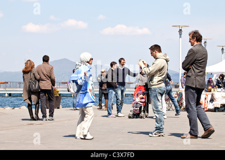 Referendum acqua sostenitori chiedere alla gente di votare contro la privatizzazione dell'acqua Anguillara Sabazia Lazio Italia Foto Stock