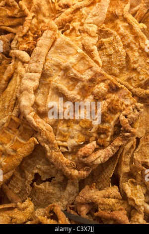 Chicharrón - croccante maiale fritto o suini pelle Mercado de San Juan Città Del Messico Foto Stock