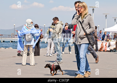 Referendum acqua sostenitori cercando di convincere la gente a votare contro la privatizzazione dell'acqua Anguillara Sabazia Lazio Italia Foto Stock