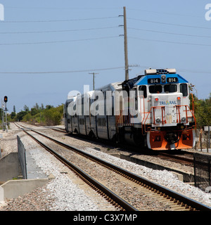 Tri Rail locomotiva del treno in partenza di Boca Raton Florida stazione USA Foto Stock