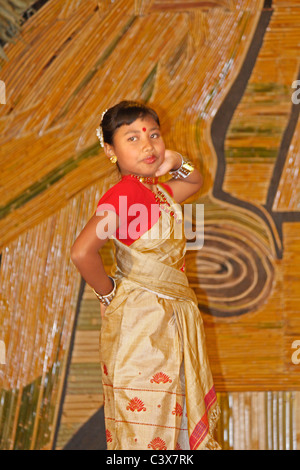 Bihu, Assamese tribù di eseguire la tradizionale danza Bihu a Namdapha eco festival culturali, Miao, Arunachal Pradesh, India Foto Stock