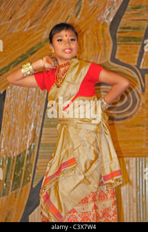 Bihu, Assamese tribù di eseguire la tradizionale danza Bihu a Namdapha eco festival culturali, Miao, Arunachal Pradesh, India Foto Stock