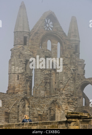 Grado 1 elencati di antico borgo medioevale del monastero benedettino di Whitby Abbey rovine durante un mare fret (mare di nebbia) North Yorkshire, Inghilterra Foto Stock