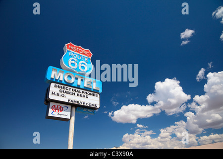 Cartello stradale di motel e Route 66 Foto Stock