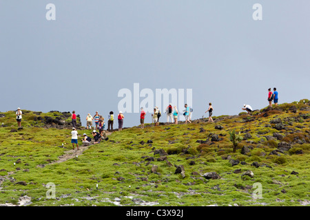 I turisti fotografare la fauna selvatica, South Plaza Island Isole Galapagos, Ecuador Foto Stock