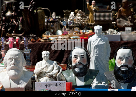 Le figure di Karl Marx e Mao Zedong nel mercato di Londra Foto Stock